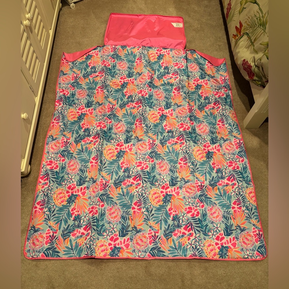 Lilly Pulitzer Pink and Blue Floral foldable picnic blanket tote - Picture 8 of 10
